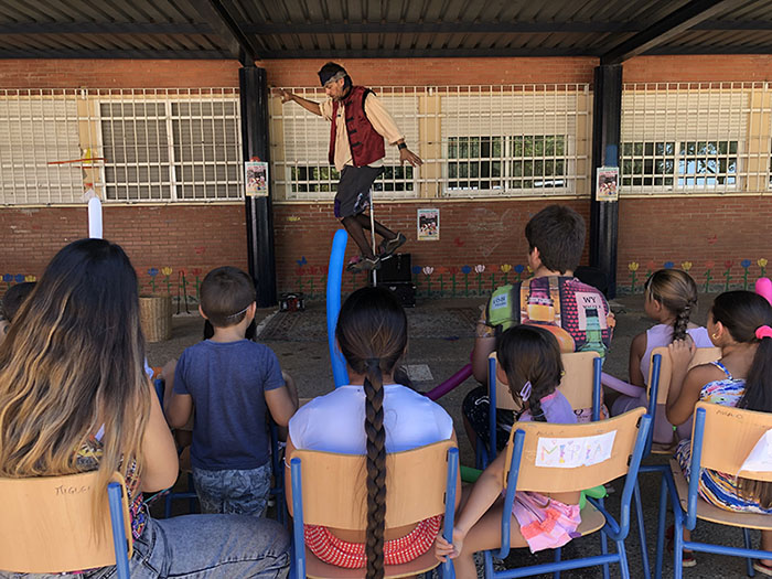 Niños gitanos en una actividad de verano