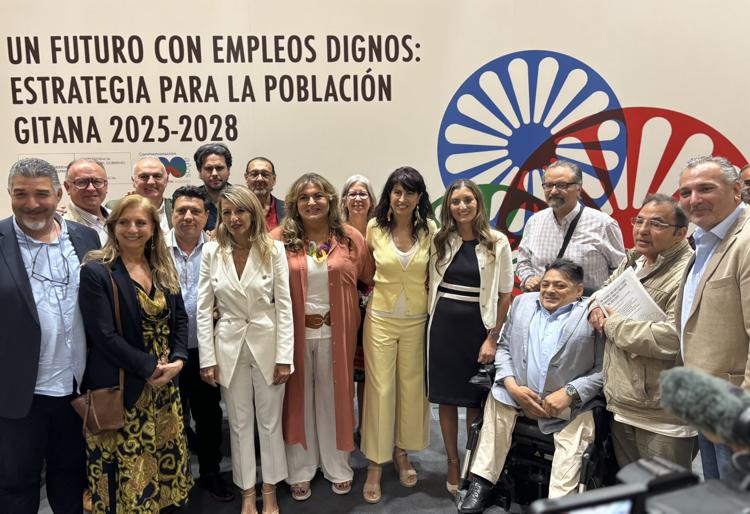 Foto oficial tras la aprobación del primer Plan estatal de empleo para la población gitana en junio