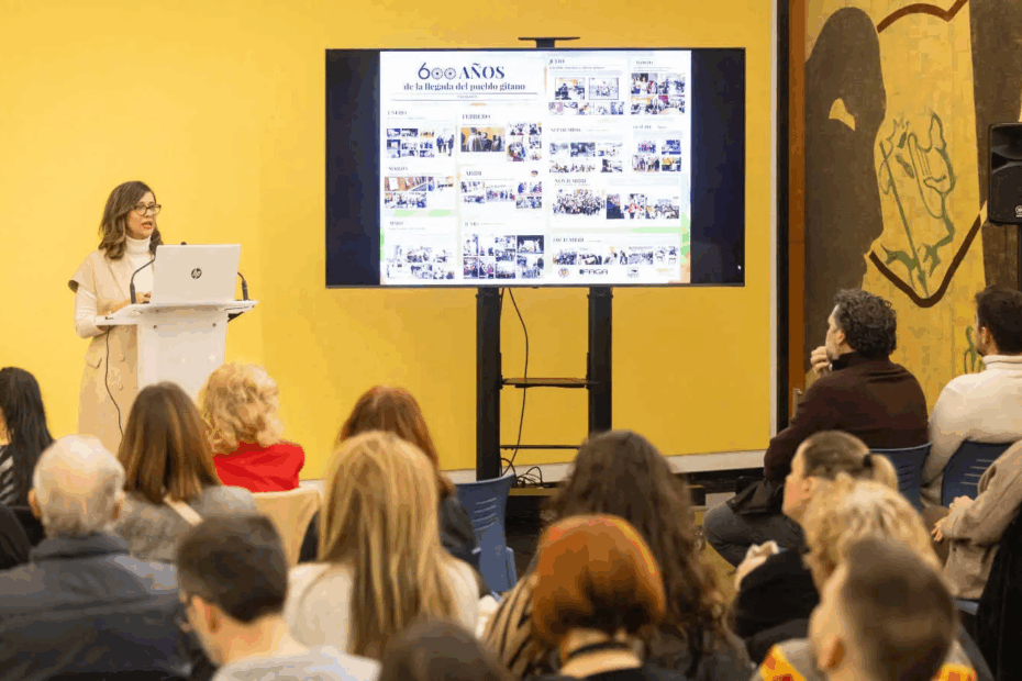 La consejera Marian Orós ha presidido el acto institucional, al que han asistido las principales asociaciones gitanas